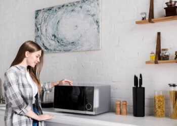 Essa refeição de caneca cremosa e nutritiva fica pronta no micro-ondas em 2 minutos