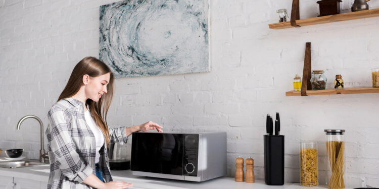 Essa refeição de caneca cremosa e nutritiva fica pronta no micro-ondas em 2 minutos