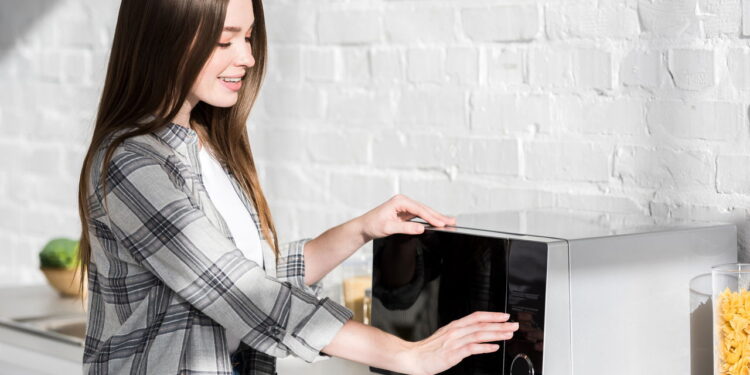O que dá para fazer no micro-ondas além de aquecer comida