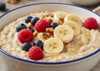 Como fazer mingau de aveia cremoso com frutas no micro-ondas