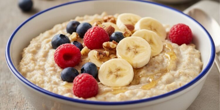 Como fazer mingau de aveia cremoso com frutas no micro-ondas