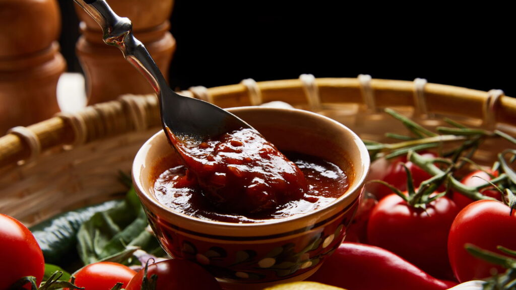 Poucos ingredientes e alguns minutos no micro-ondas fazem essa pizza incrível