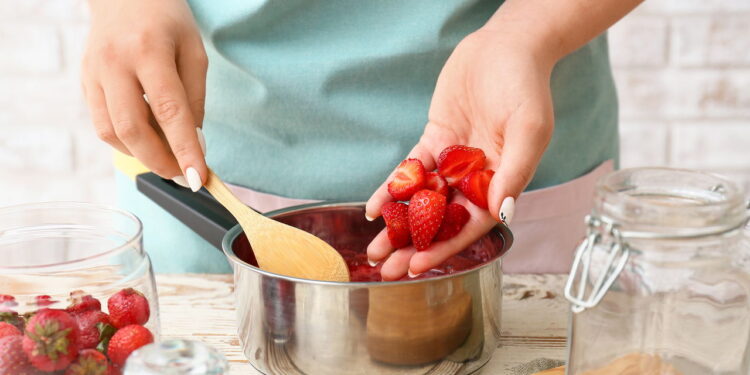 Segredos para manter morangos suculentos e prontos para sobremesas eternas
