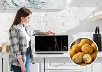 Bolinho de arroz reaproveitado no micro-ondas: saboroso, prático e rápido