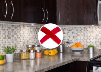 Adeus aos azulejos: a nova tendência no revestimento da cozinha em 2025
