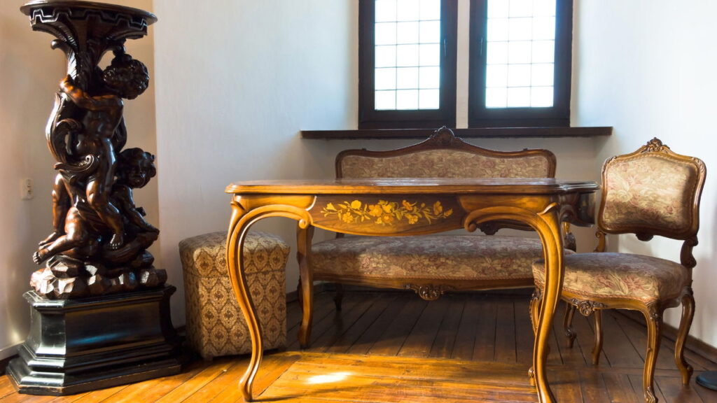 Como tratar móveis antigos com pragas e preservar madeira