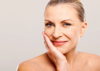 Dicas de maquiagem essenciais para pele madura parecer rejuvenescida