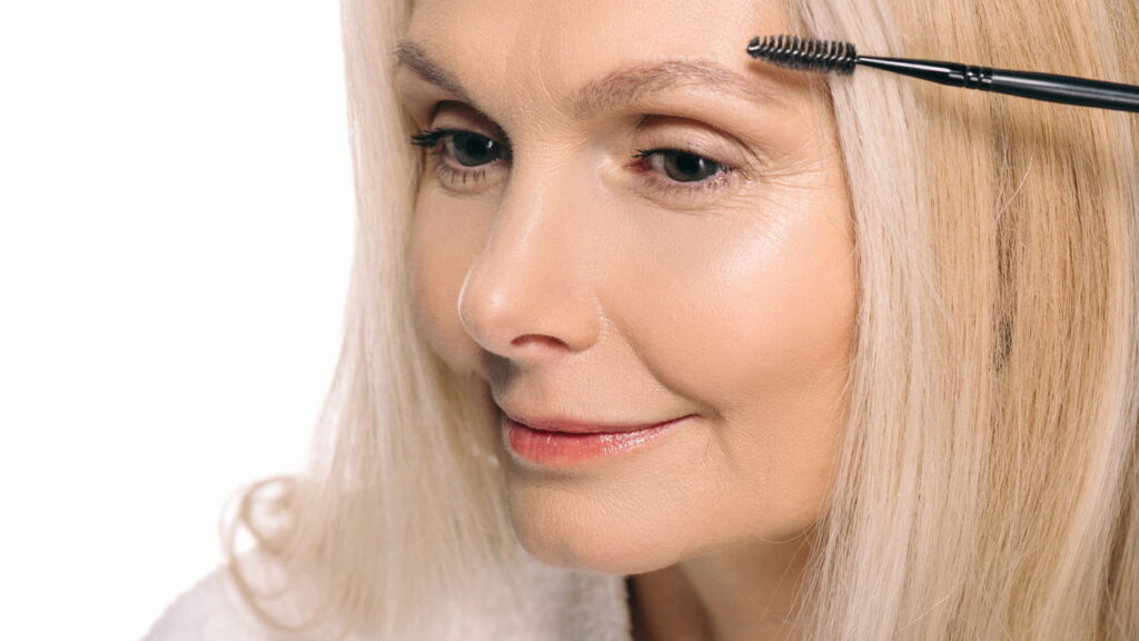 Dicas de maquiagem essenciais para pele madura parecer rejuvenescida