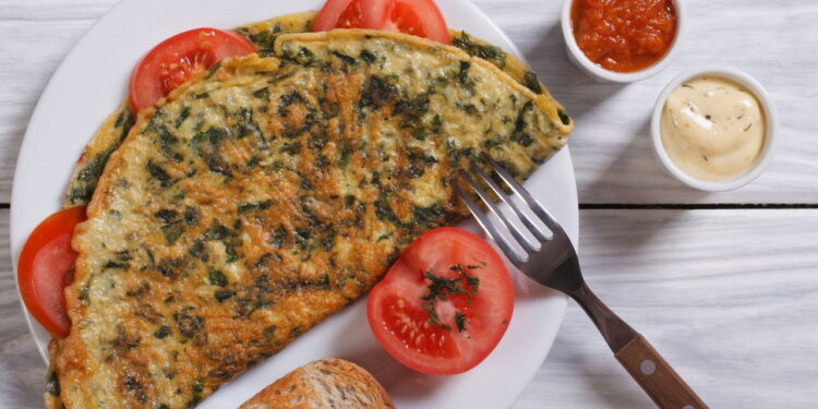 Omelete saudável de espinafre no liquidificador: sem farinha, light e pronto em 5 minutos