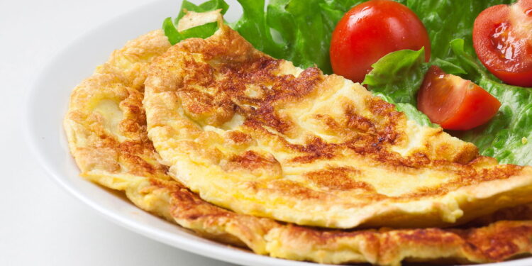 Truque para a omelete ficar fofa, grossa, crocante por fora e macia por dentro na panela