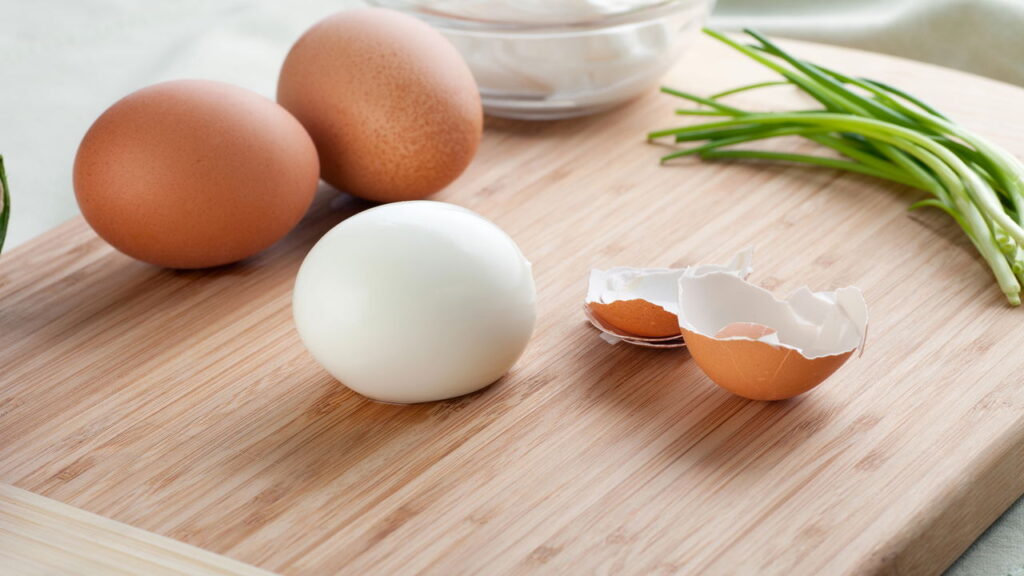 Por que colocar sal na água muda tudo na hora de cozinhar ovos