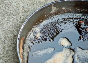 Nem sabão líquido, nem detergente: esse ingrediente limpa panelas engorduradas