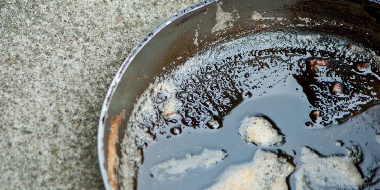 Nem sabão líquido, nem detergente: esse ingrediente limpa panelas engorduradas