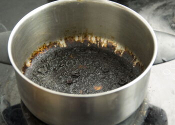 Nem sabão líquido, nem detergente: esse ingrediente limpa panelas queimadas