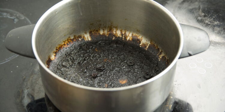 Nem sabão líquido, nem detergente: esse ingrediente limpa panelas queimadas