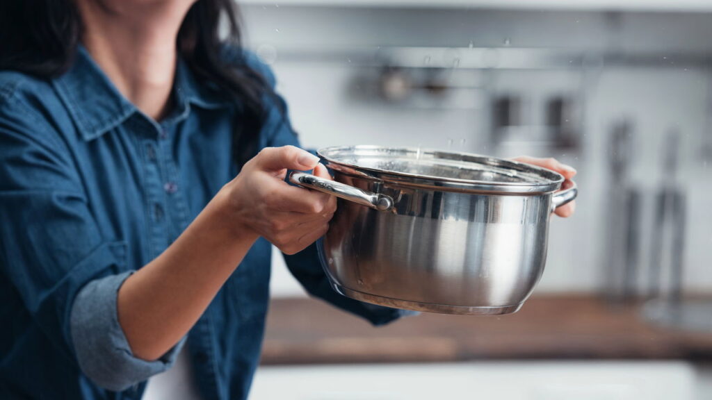 Nem bicarbonato de sódio, nem limão, nem vinagre: como limpar panelas para restaurar o brilho
