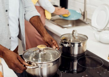 Nem bicarbonato de sódio, nem limão, nem vinagre: como limpar panelas para restaurar o brilho