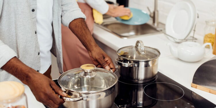 Nem bicarbonato de sódio, nem limão, nem vinagre: como limpar panelas para restaurar o brilho
