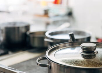 O risco escondido em panelas populares e as opções mais seguras para cozinhar