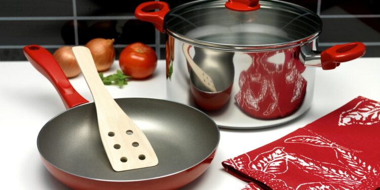 Esse truque com a lava-louças deixa panelas mais brilhantes sem esforço