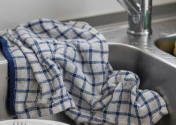 Testes de laboratório revelam por que o paninho de pia é tão perigoso para sua saúde