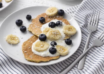 Essa panqueca de aveia feita no micro-ondas fica pronta em 4 minutos