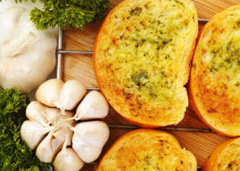 Esse pão de alho cremoso de micro-ondas vai mudar seus lanches