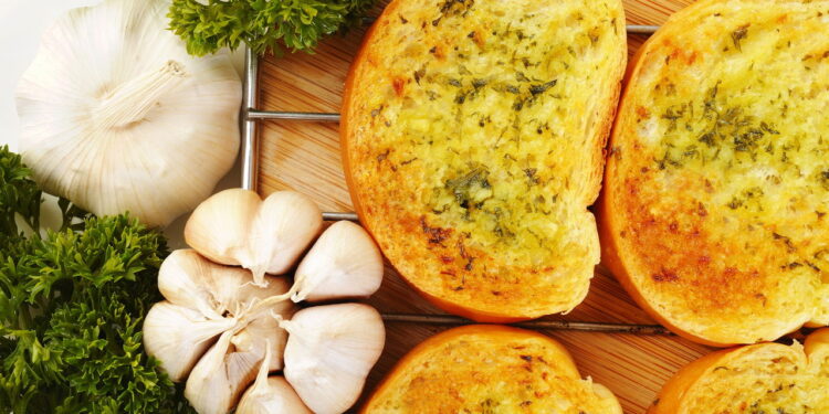 Esse pão de alho cremoso de micro-ondas vai mudar seus lanches