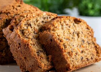 O pão de cenoura que fica pronto em minutos sem forno e sem fritura