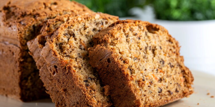 O pão de cenoura que fica pronto em minutos sem forno e sem fritura