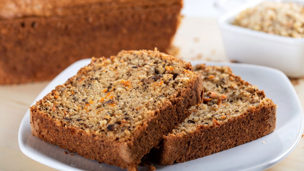 O pão de cenoura que fica pronto em minutos sem forno e sem fritura