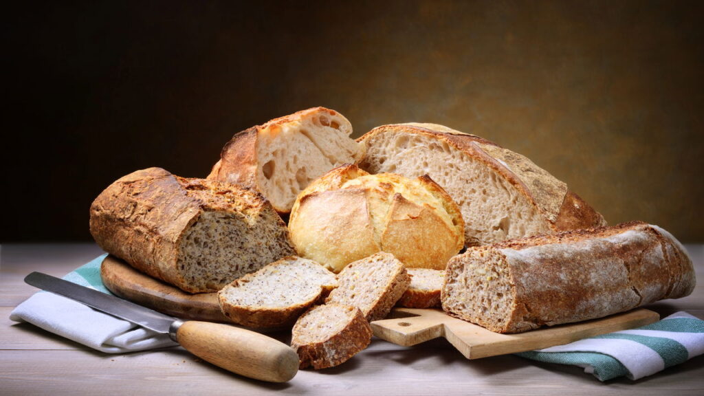 Pare de jogar pão fora e economize até R$ 120 no fim do mês