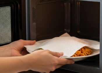 Esse hábito na cozinha pode acabar mal se não for feito do jeito certo