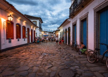 Cidade no litoral do Rio mistura praias, cachoeiras e ruas coloniais
