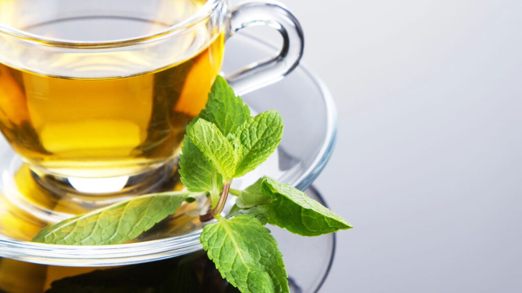 Chá anti-inflamatório de hortelã-pimenta ajuda na digestão e fortalece a microbiota