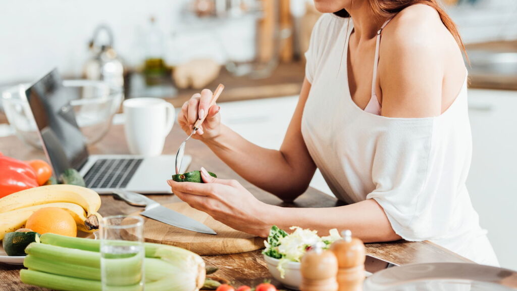 O abacate é considerado um superalimento cheio de benefícios, mas você sabe o que não deve ser consumido junto com ele?