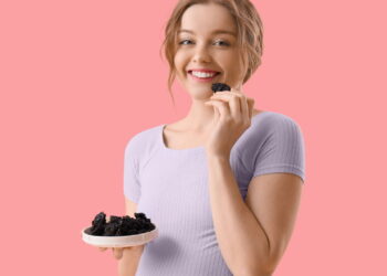 Ouro negro: a fruta que é um potente antioxidante, fortalece os ossos e auxilia na produção de colágeno