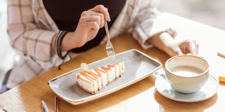 Essa sobremesa de micro-ondas vai te surpreender logo na primeira colherada