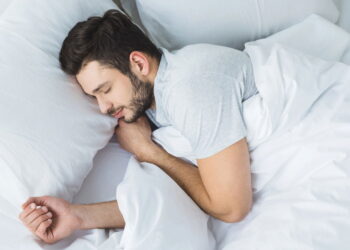 Dor que atrapalha o sono pode estar vindo do seu jeito de dormir