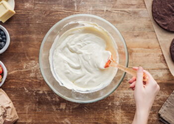 Como fazer um bolo rápido e gostoso em poucos minutos sem forno