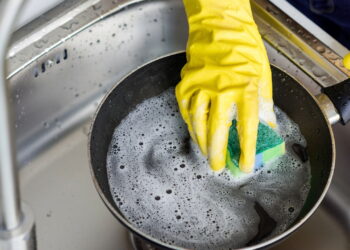 Como limpar formas de assar sujas para que pareçam novas