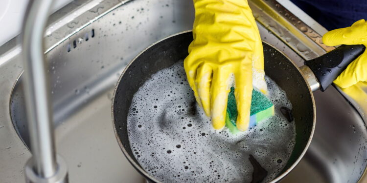 Como limpar formas de assar sujas para que pareçam novas