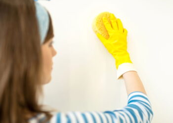 Nem vinagre, nem bicarbonato: o item simples que elimina manchas de parede