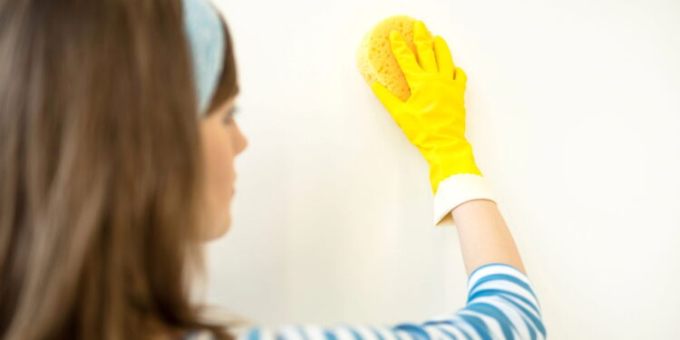 Nem vinagre, nem bicarbonato: o item simples que elimina manchas de parede