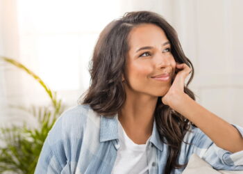 Motivos por algumas pessoas gostarem de ficar sozinhas, segundo especialistas