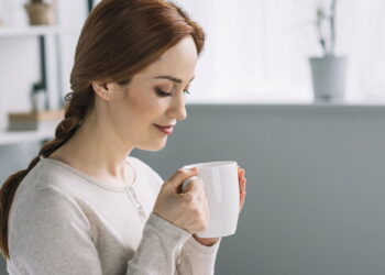 Esse é o chá mais poderoso para dormir melhor e acalmar a mente