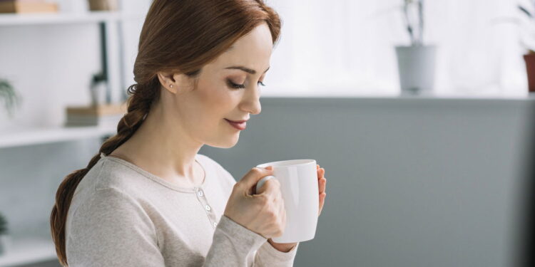Esse é o chá mais poderoso para dormir melhor e acalmar a mente