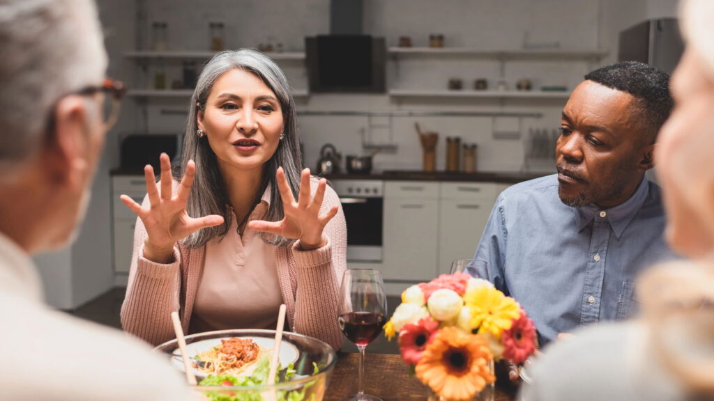 Como a psicologia explica quem sempre te corta nas conversas