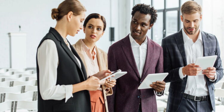 Como a psicologia explica quem sempre te corta nas conversas