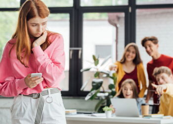 Evitando pessoas ruins - Créditos: (depositphotos.com / IgorVetushko)